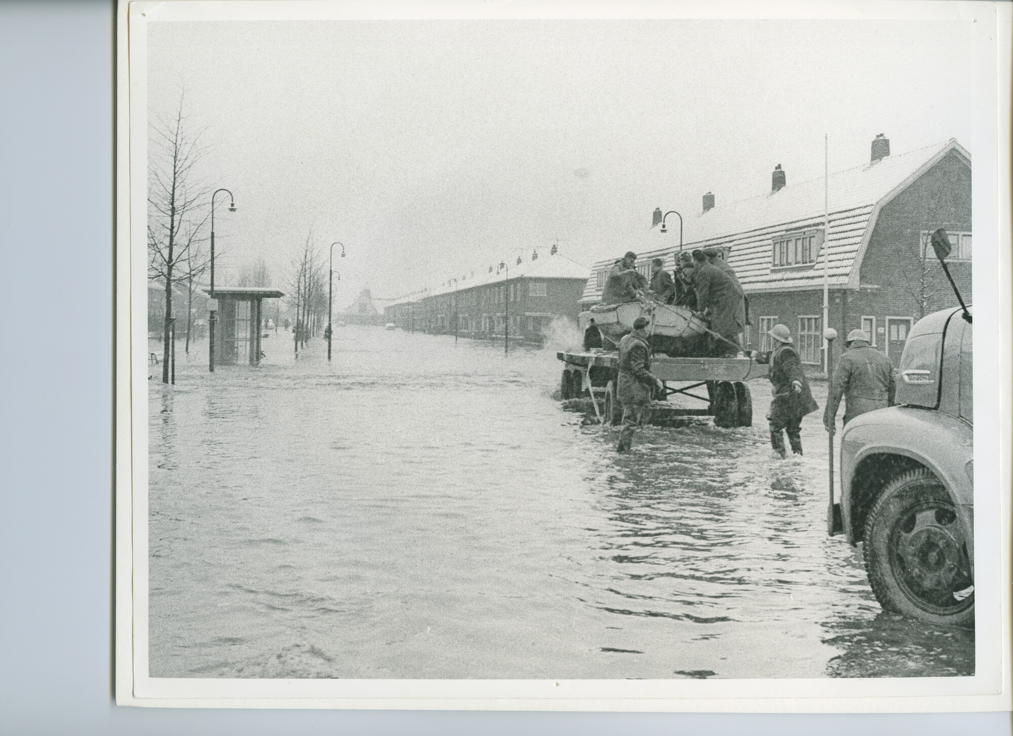 S.5444(03576)02; Foto van de hulpverlening door andere de NDSM; foto