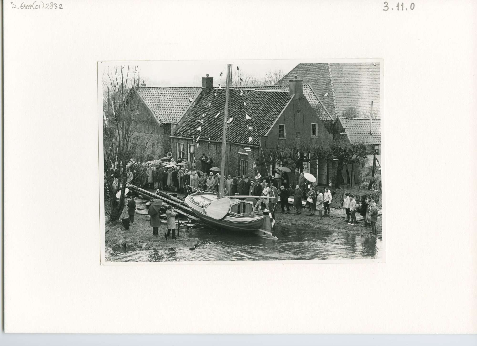 S.6507(01)2832; Tewaterlating van de boeier Boreas bij De Jong te Heeg; foto