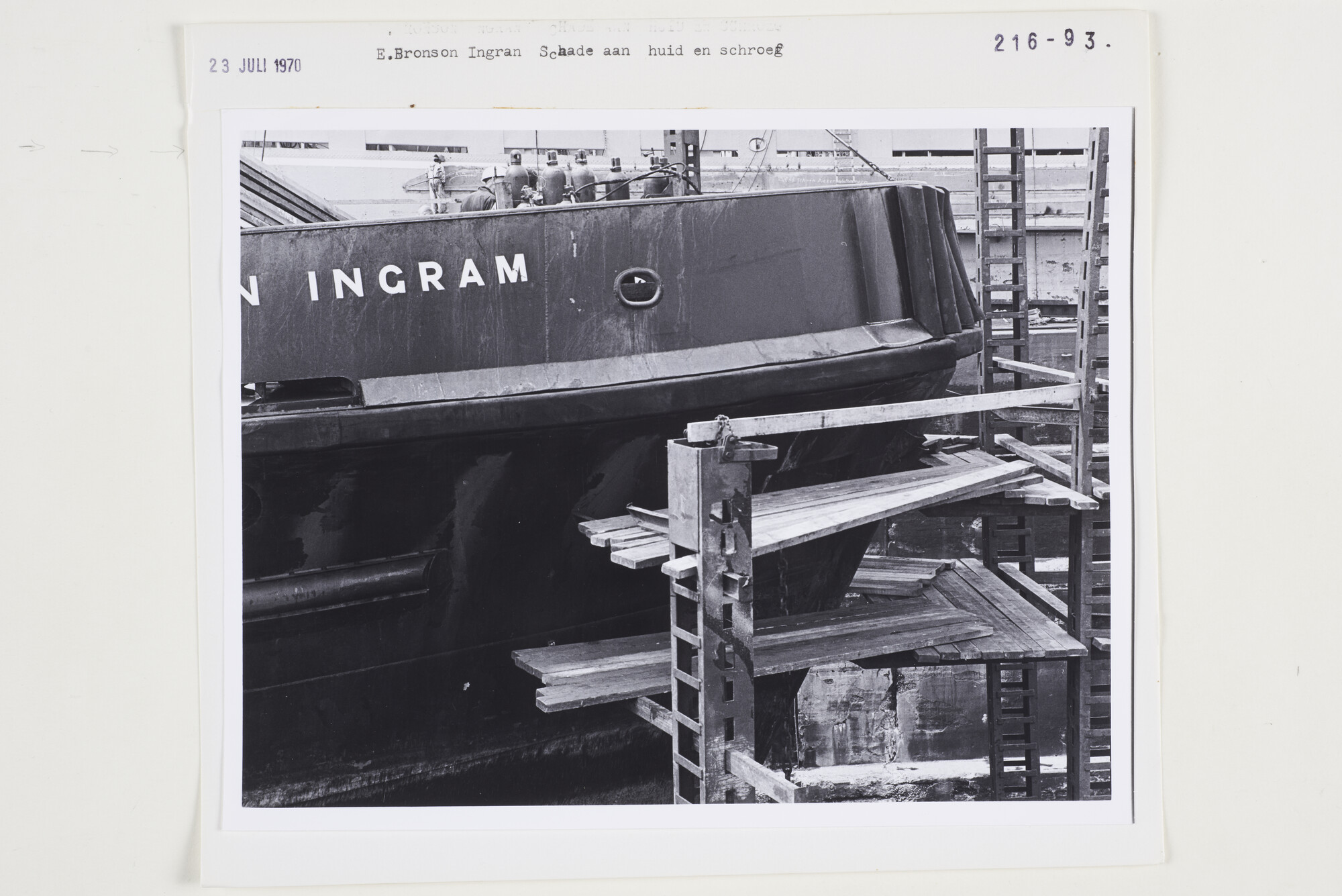 S.5444(5147)09; Foto van de schade aan huid en schroef van de sleepboot E. Bronson Ingram; foto