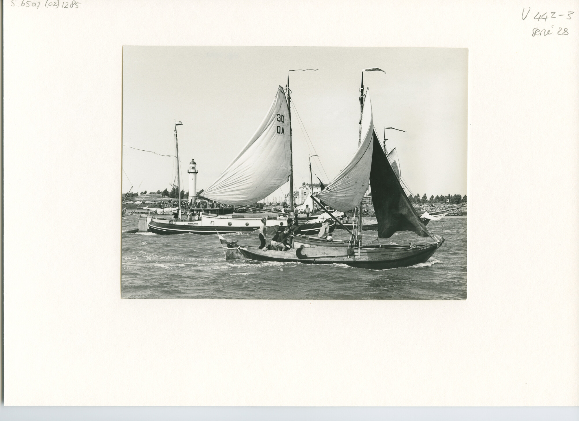 S.6507(02)1285.01; Zwart-wit foto van de reünie van ronde en platbodemjachten te Hellevoetsluis; foto