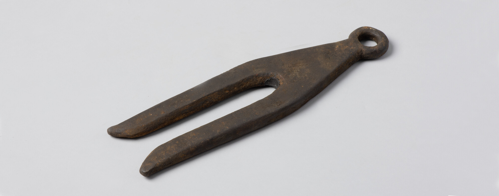 S.5930; Kettingstopper, ijzer, vorkvormig om tussen de schalmen van een ketting te steken; kettingstopper
