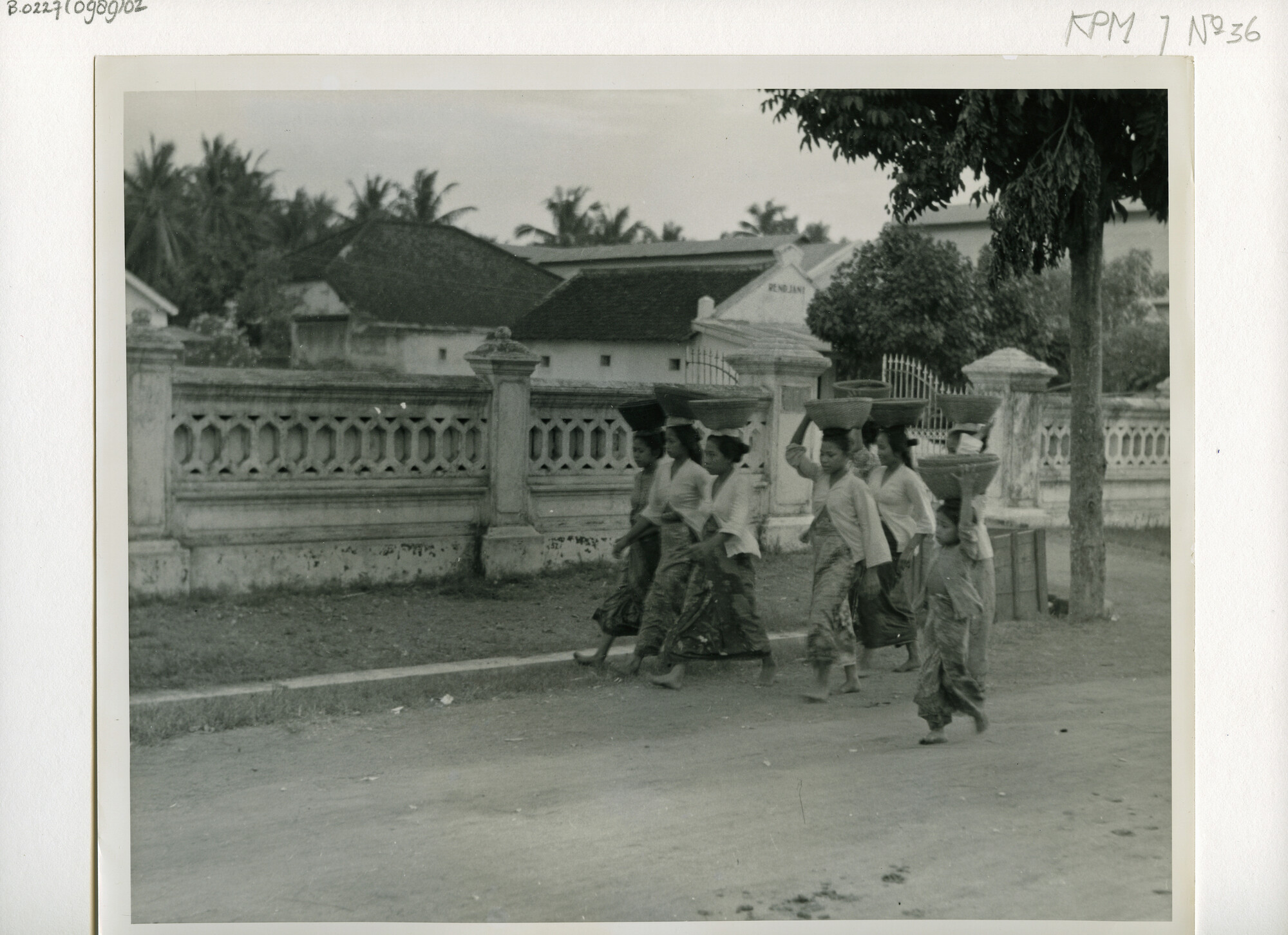 B.0227(0989)02; Foto van een straatgezicht te Ampenan (Westkust Lombok): marktgangers; foto