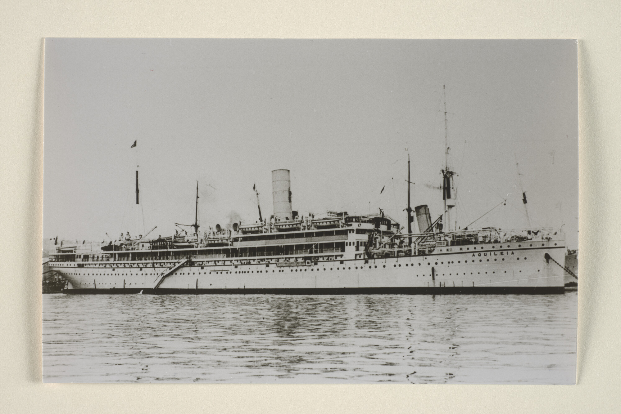 1995.4982; Het mailschip ss. Aquileja van de Lloyd Triestino (ex- Prins der Nederlanden van de Stoomvaart Maatschappij Nederland, gezien op stuurboord); foto