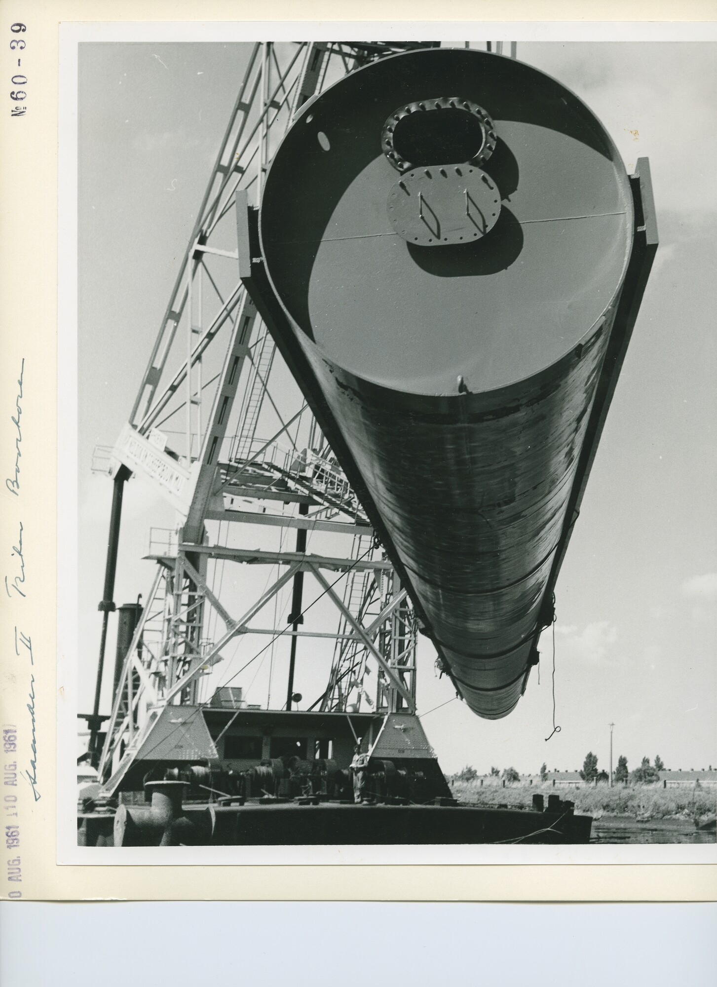 S.5444(3749)12; Foto van het transport van een poot voor het booreiland Triton uit de [...]; foto