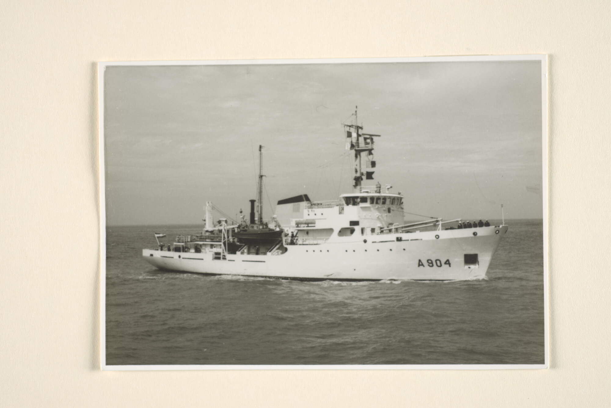 1996.0679; Het opnemingsvaartuig Hr.Ms. 'Buyskes' (A 904) op zee; foto
