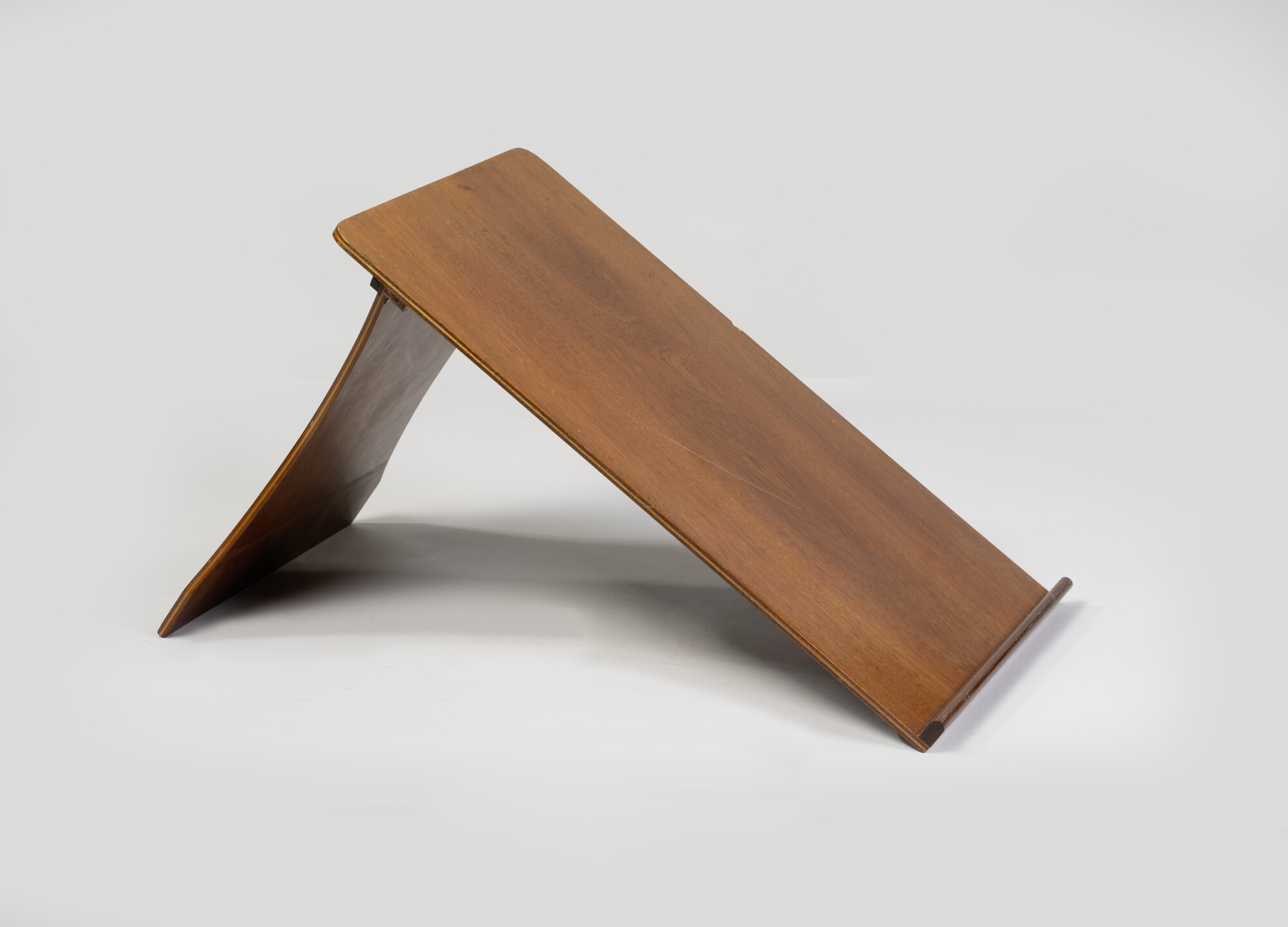 2019.1053-051; Kaartleestafel, klaptafel, uit het originele interieur van de Sounion; tafel (dragend meubilair)