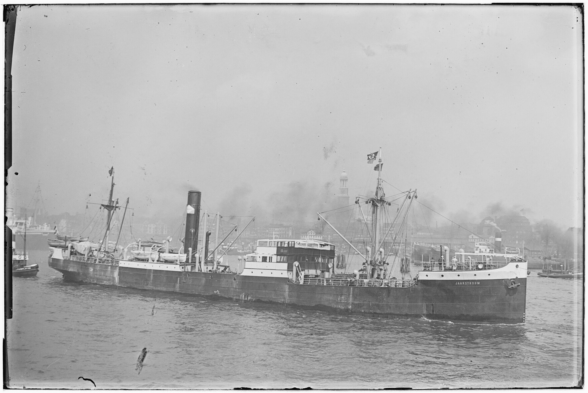2018.1294; Glasnegatief van het vrachtschip Jaarstroom (Nederlands,1922); glasnegatief