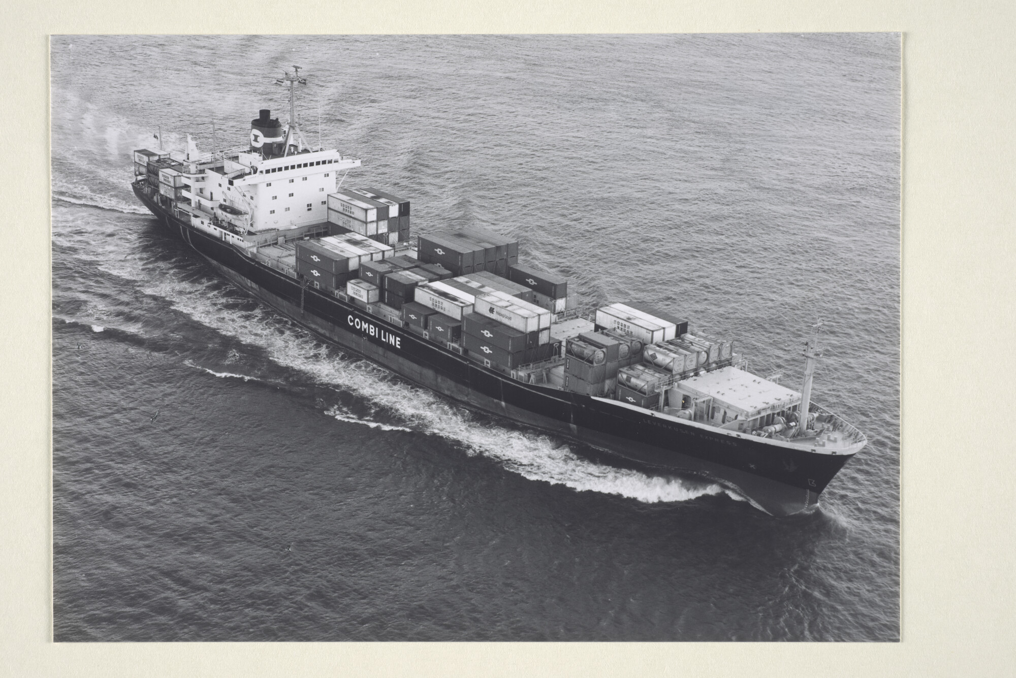 1997.4628; Luchtfoto van het containerschip ms. 'Leverkusen Express' in charter van de HAPAG-Lloyd uit Hamburg [...]; foto
