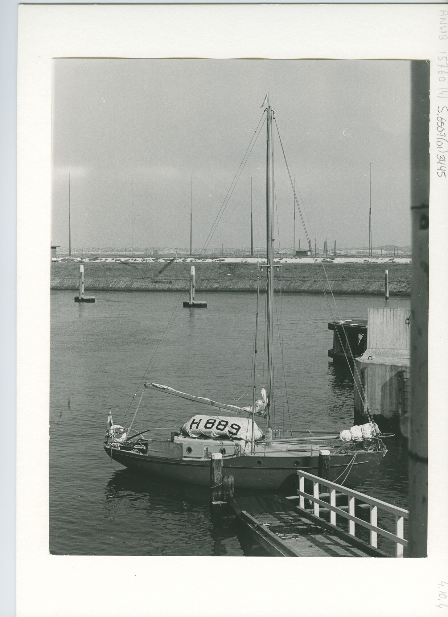 S.6507(01)3445; Het polyester bakdek zeegaand kajuitzeijacht H 889, Takebora, afgemeerd in een haven; foto