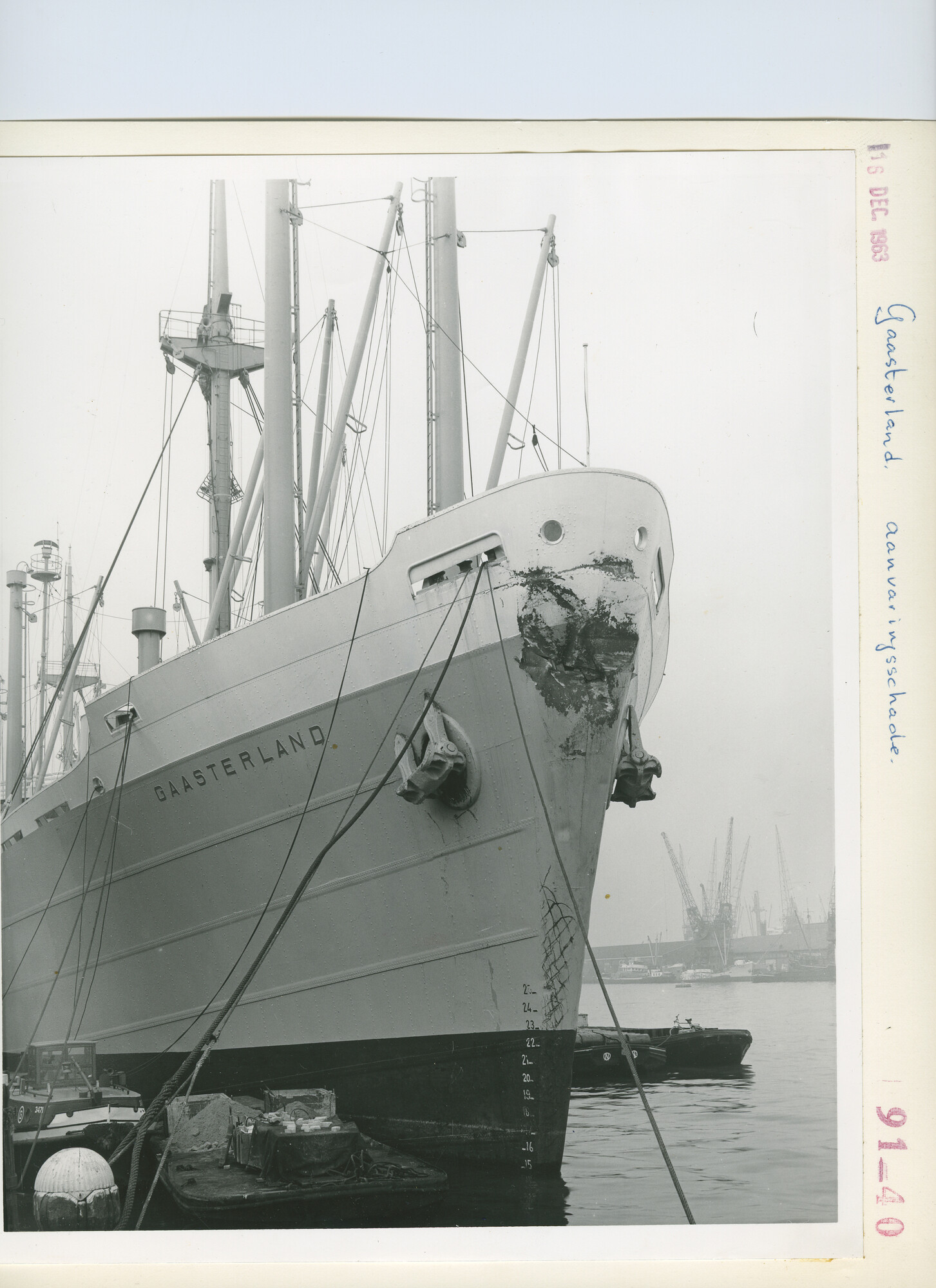S.5444(4190)1; Foto van aanvaringsschade aan de boeg van het vrachtschip ms. Gaasterland; foto