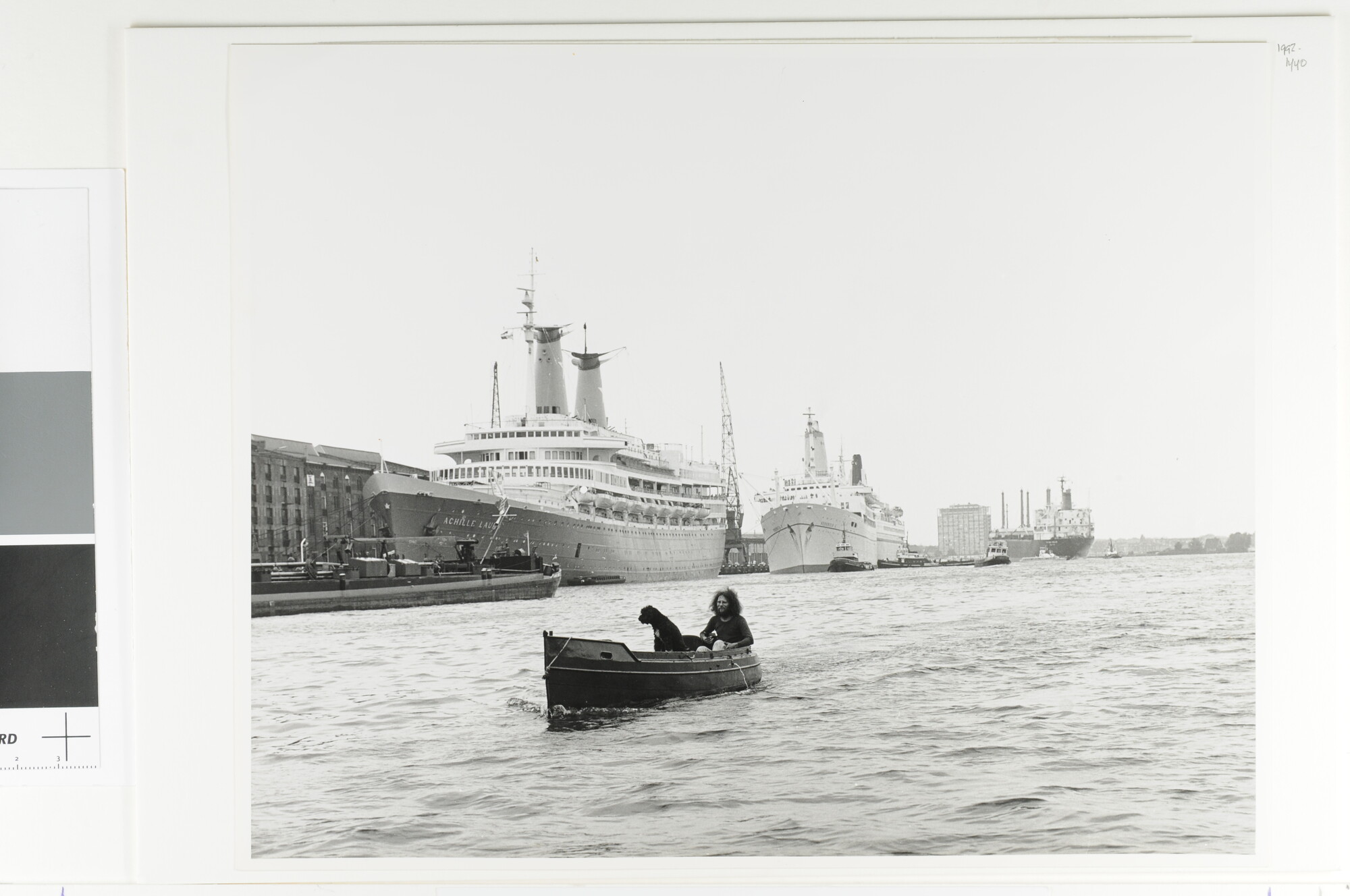 1992.1440; De cruiseschepen ms. Achille Lauro (ex-Willem Ruys) en de Federico C; foto