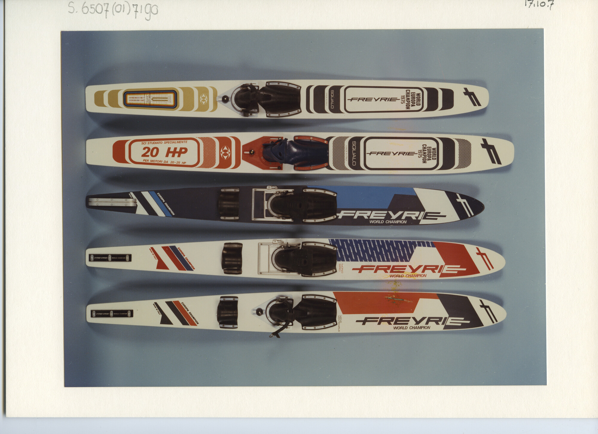 S.6507(01)7190; Foto van vijf waterski's van merk Freyrie; foto