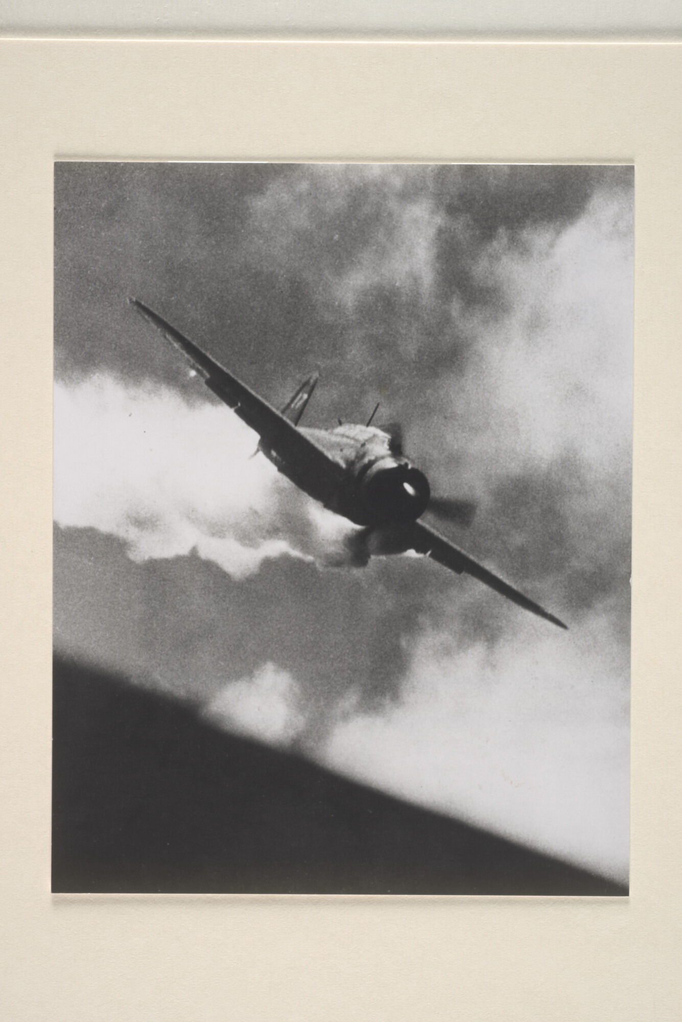 1996.4282; In een laatste poging de vijand schade toe te brengen, stort een reeds aangeschoten Japanse vliegtuig zich op de carrier USS 'Essex' bij Leyte, november 1944; foto