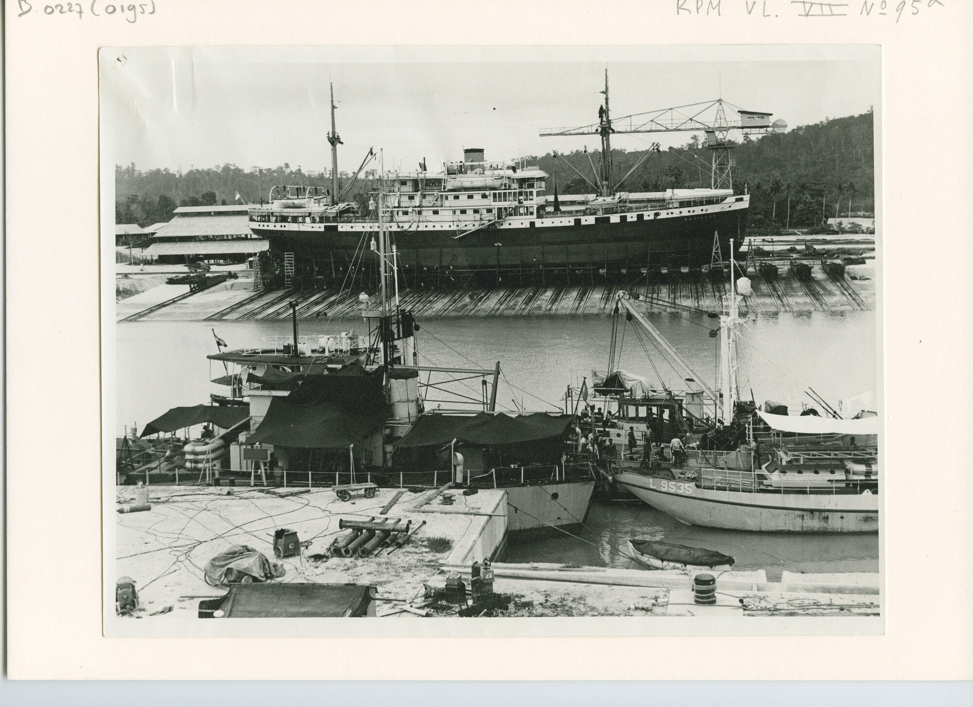 B.0227(0195); Foto van ms. Kasimbar van de KPM op de scheepshelling van Manokwari op Nederlands Nieuw Guinea; foto