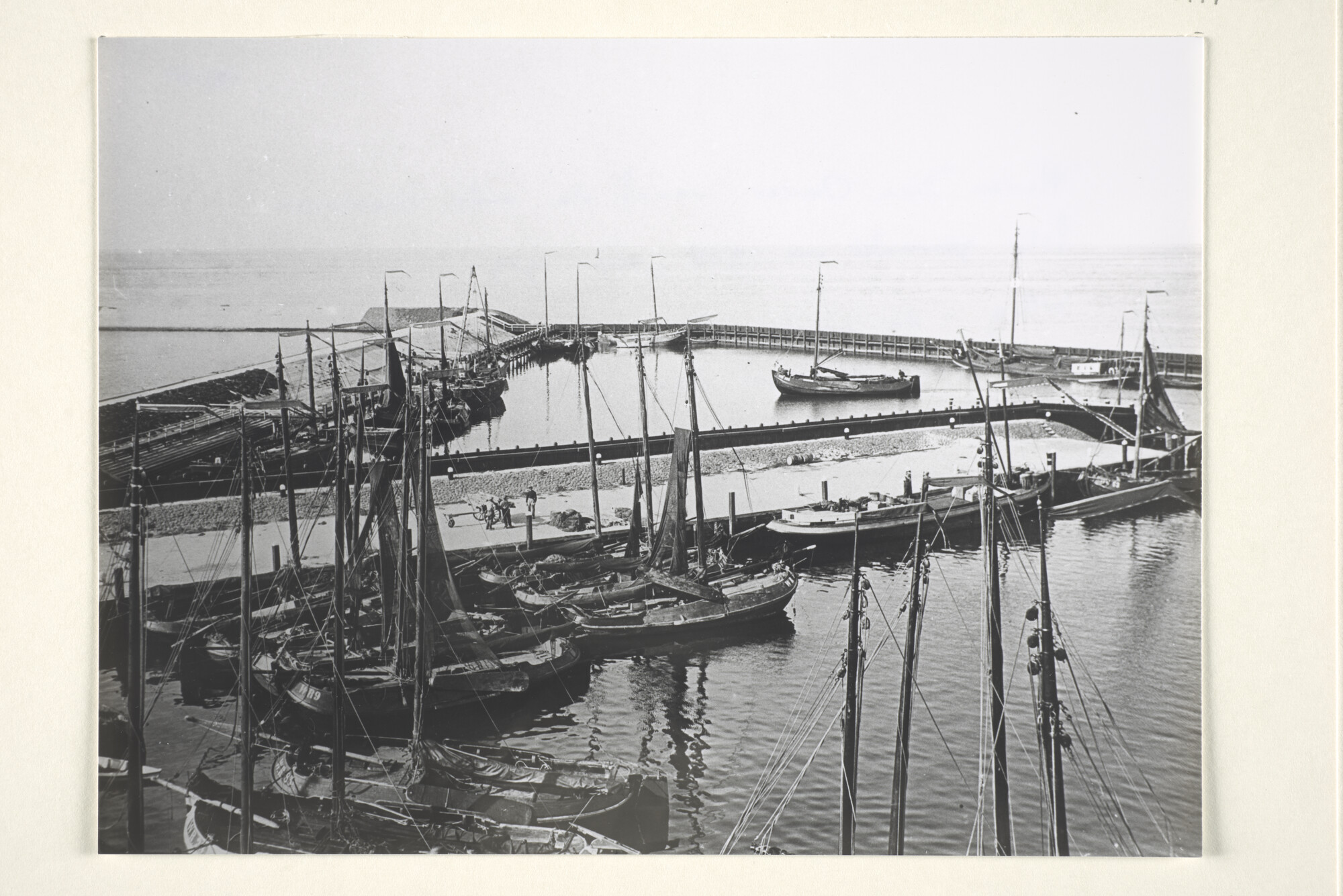 1997.1500; De haven van Den Oever, gezien vanaf de oude vuurtoren, met enkele Wieringeraken; foto