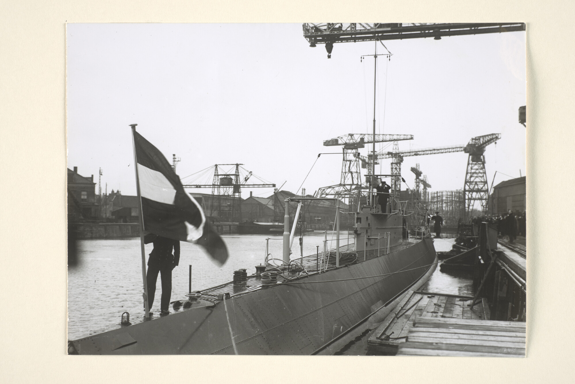 1994.7361; Saluut bij het hijsen van de Nederlandse vlag tijdens de overdracht van de onderzeeboot Hr.Ms. O 16 aan de Koninklijke Marine door de Koninklijke Maatschappij 'De Schelde' te Vlissingen; foto