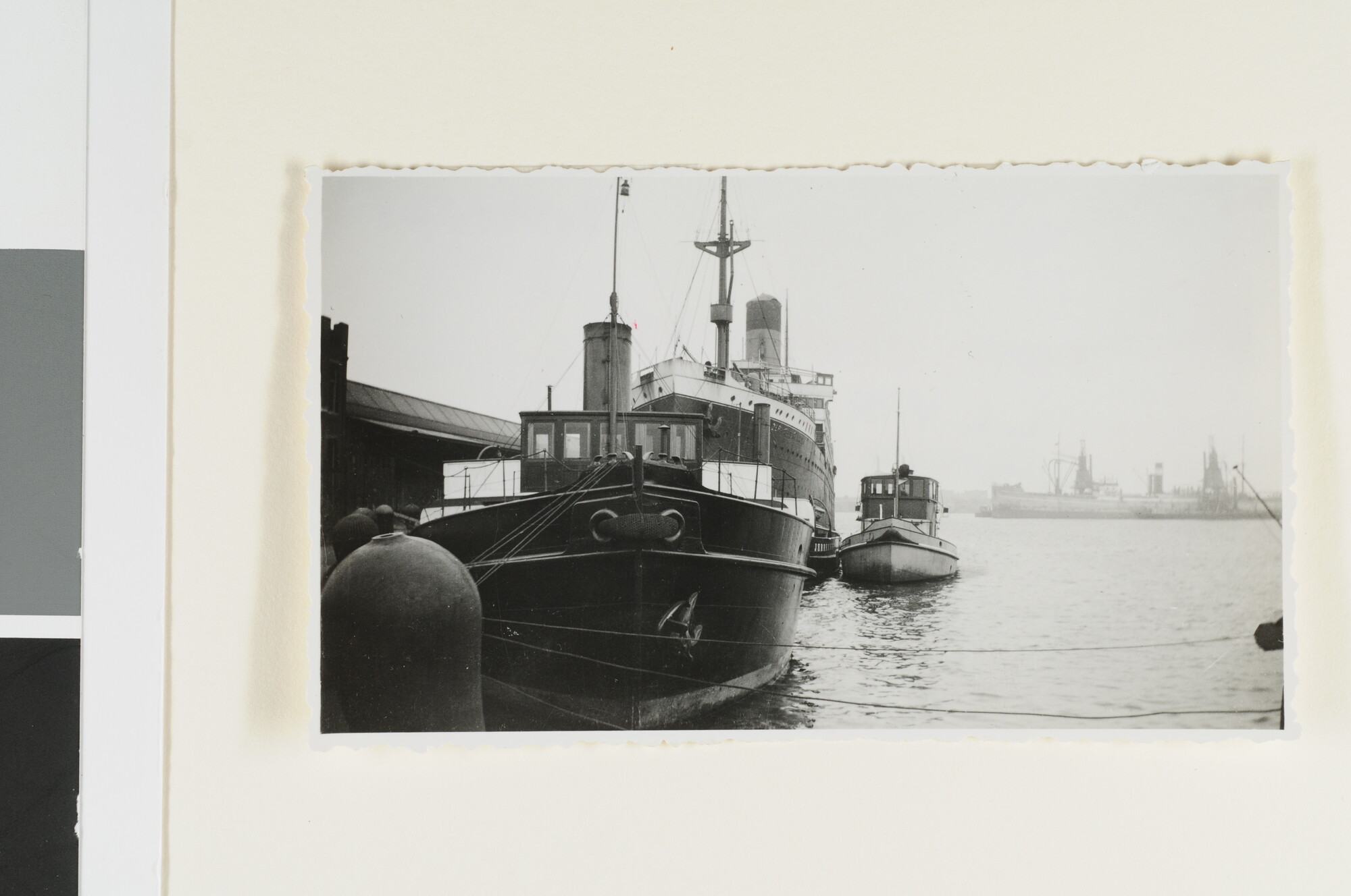 S.4380(04)425; Het mailschip ss. 'Prins der Nederlanden' ingericht als oefenschip van de Amsterdamse brandweer; foto