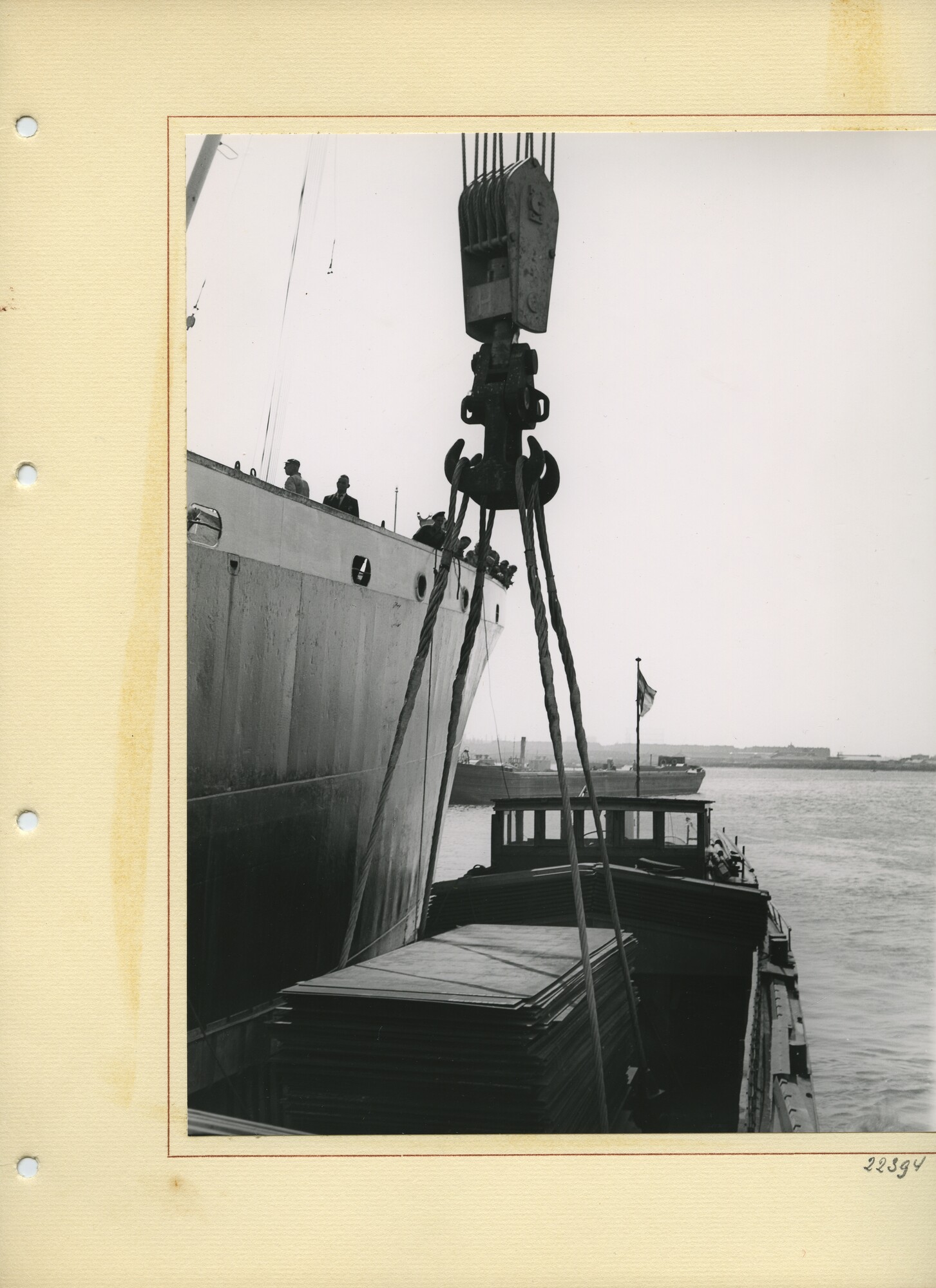 S.5444(0069)08; Reproductiefoto van de verbouwing van het vrachtschip ms. Delft bij de NDSM; foto