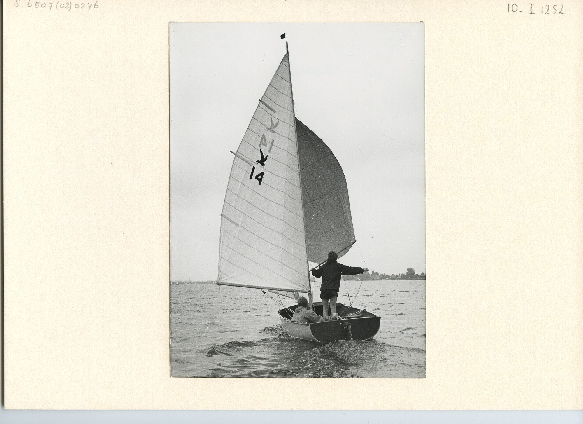 S.6507(02)0276.02; Zwart-wit foto van de Stern nummer 14 ("Shamrock", Smeenk) voor de wind tijdens de Hollandweek I; foto