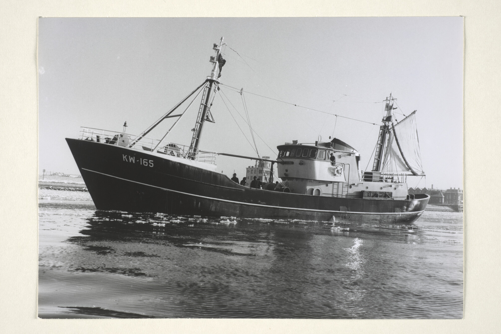 1997.1599; De motortrawler Alida Jacoba (KW 165) van L. van der Plas uit Katwijk aan Zee [...]; foto
