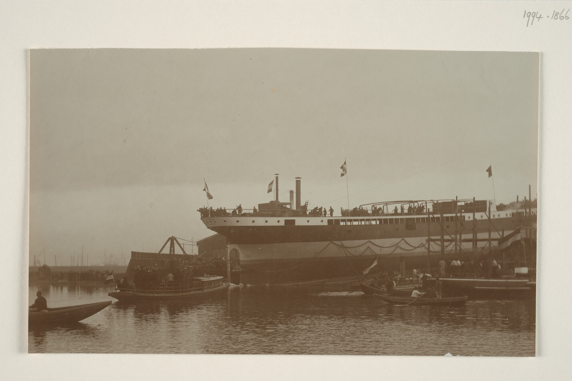 1994.1866; Fotos van de tewaterlating van het ss. Van Outhoorn bij de Nederlandsche [...]; fotoreportage