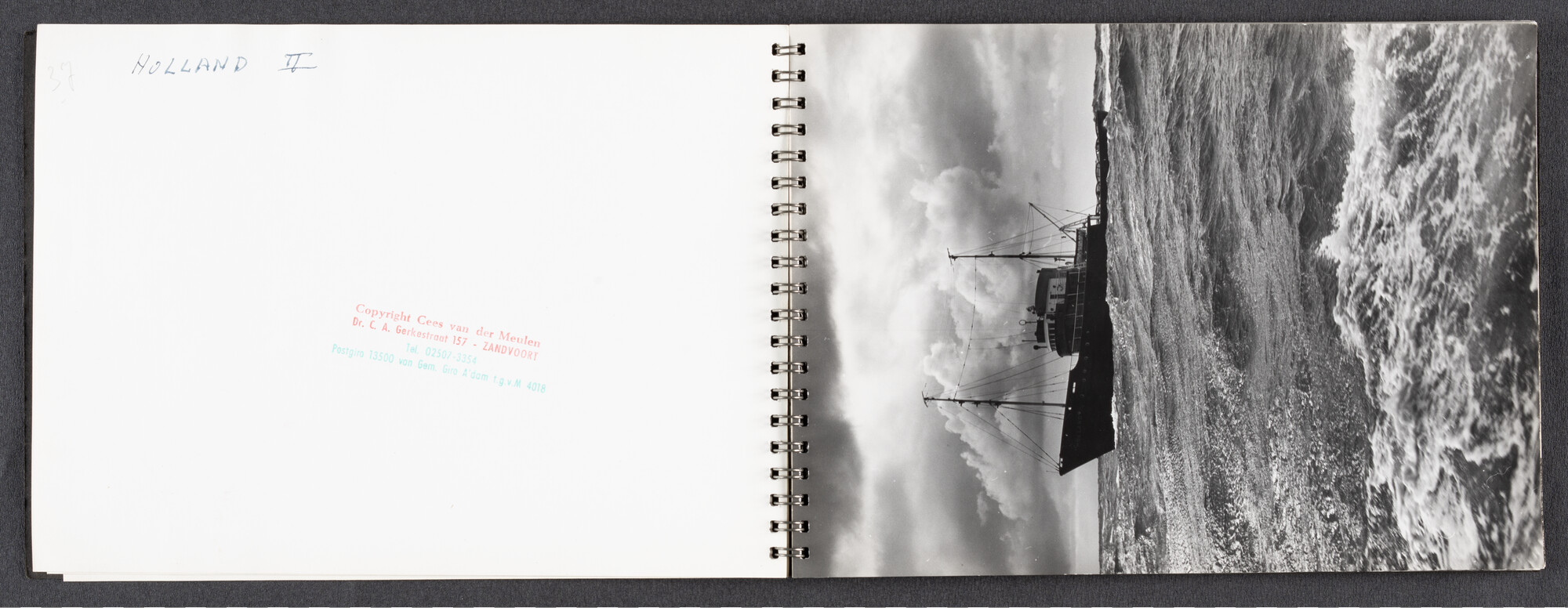 2022.1523; Fotoalbum met zwart-wit foto's van seagoing tugs; fotoalbum