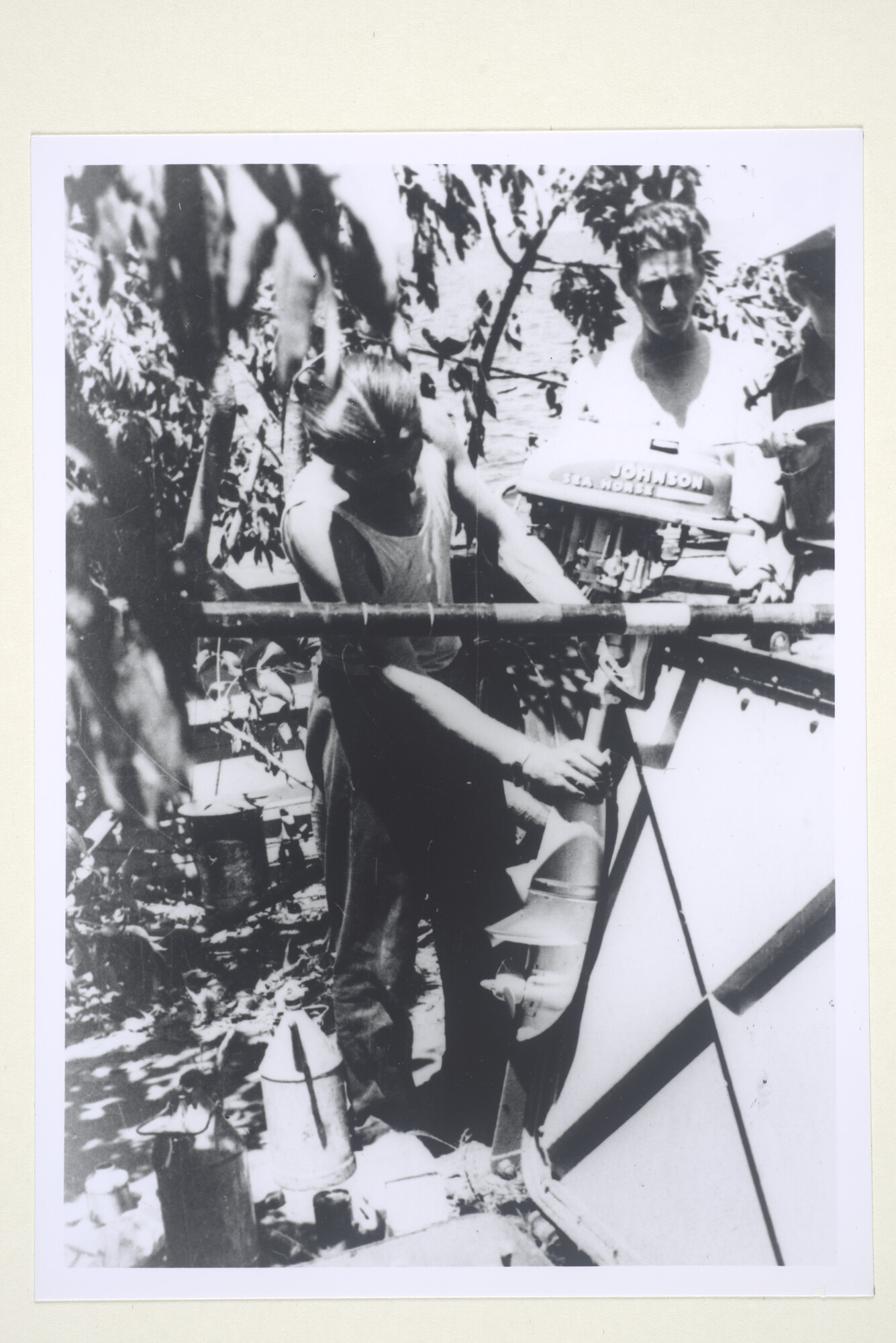 2000.3515; Foto's van de als eiland gecamoufleerde mijnenveger Hr.Ms. 'Abraham Crijnssen' tijdens de ontsnapping van Nederlands-Indië naar Australië, maart 1942; fotoreportage