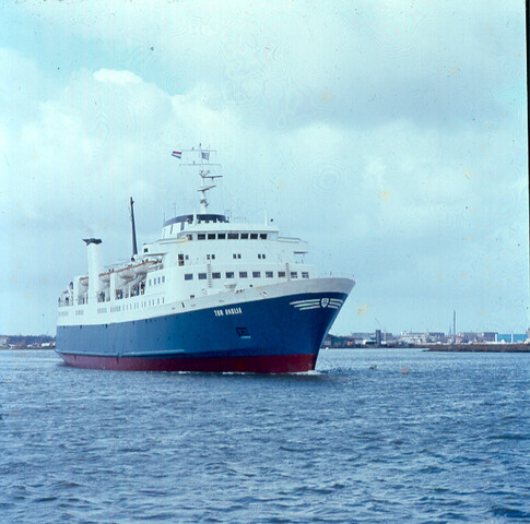 S.9100(4258); Dia van Zweedse veerboot Tor Anglia van Rederi A/B Tor Line varende op het [...]; diapositief