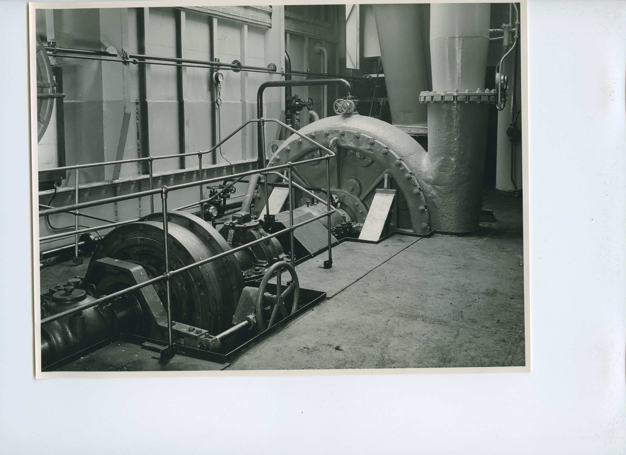 S.5621(01)0823; Foto van Rolleville; graafwiel - bakkenzuiger; Machinekamer (hoofdpomp).; foto