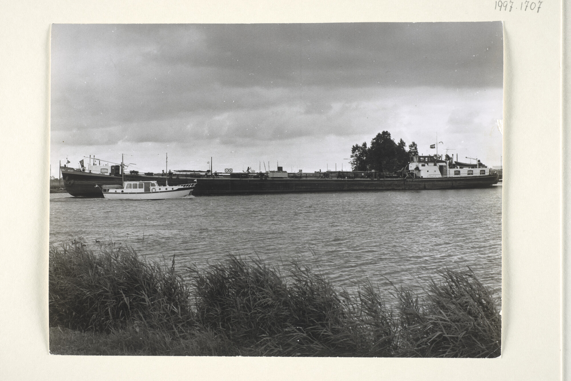 1997.1707; De binnenvaarttanker ms. 'Atlas' passeert in tegenover gestelde richting een motorjachtje bij De Stierop aan het Alkmaardermeer [...]; foto
