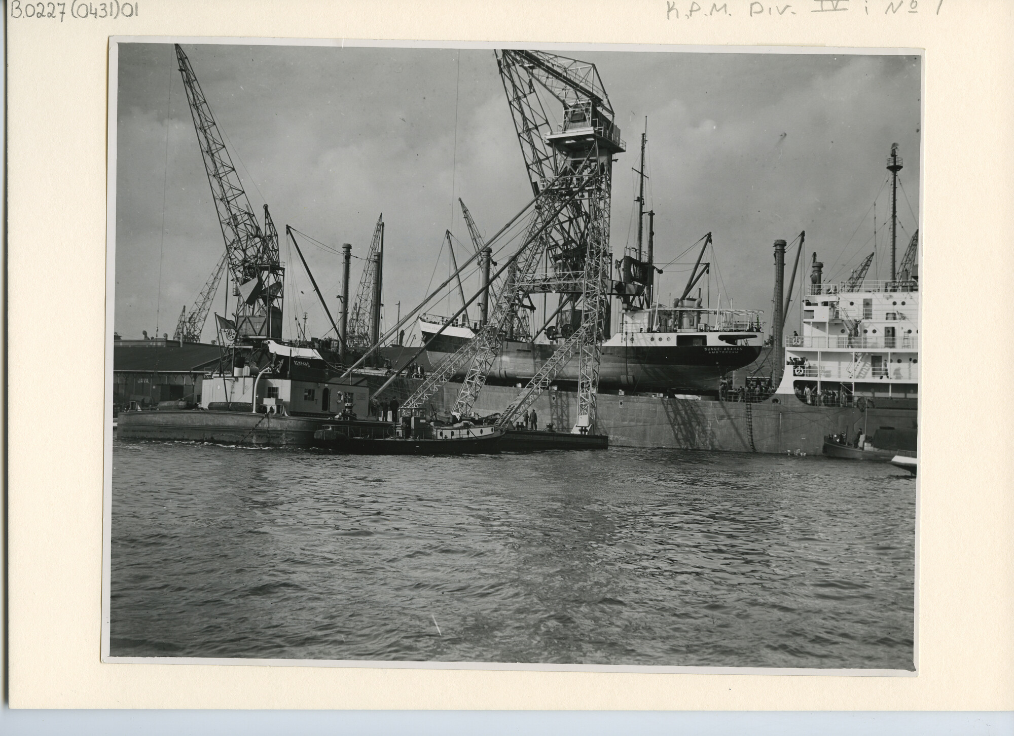 B.0227(0431)01; Foto van de verscheping van ms. 'Sungei Asahan' van de KPM; foto