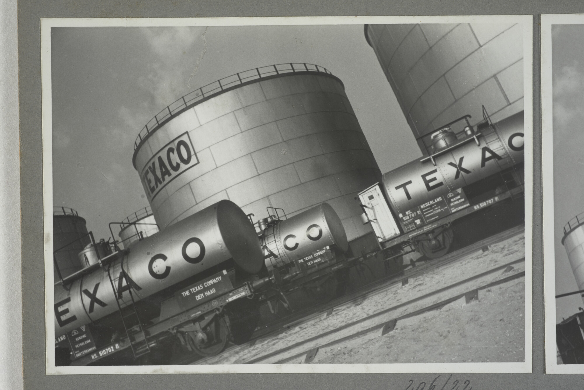 1998.2177; Omslag/ album met een grote hoeveelheid proeffoto's gemaakt door mw. A.M. Wolff-Koller in opdracht van de Gemeente Handelsinrichtingen in Amsterdam; omslag