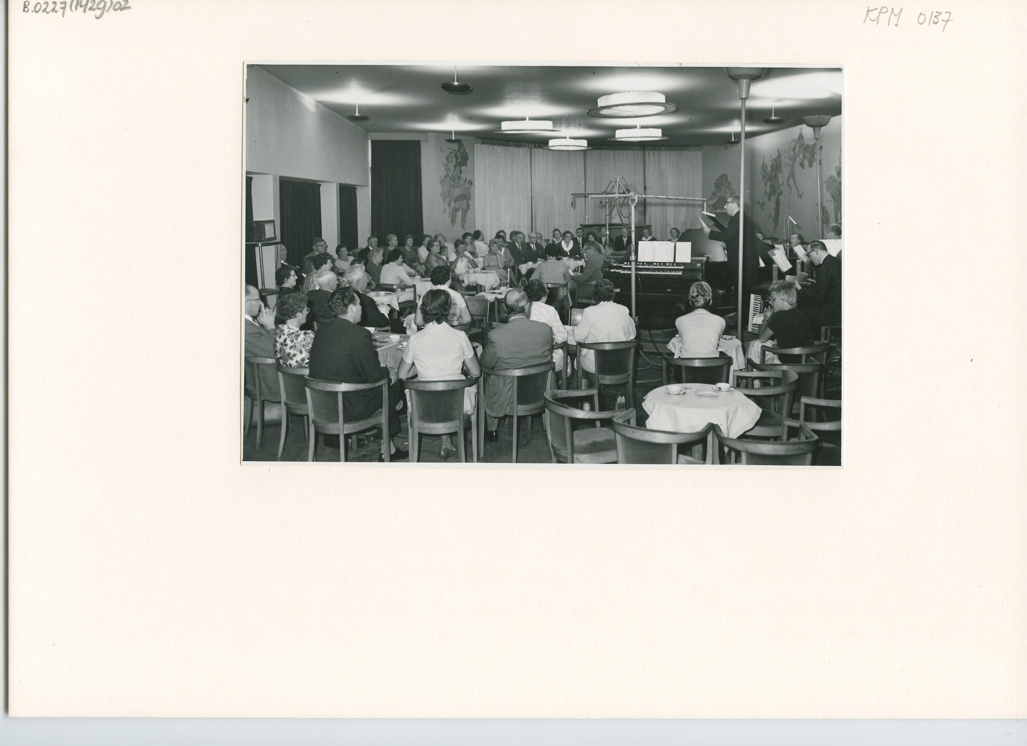 B.0227(1429)02; Zwart-wit foto van een groep aanwezigen tijdens de uitzending van Radio Nederland Wereldomroep van het programma "Het Schip van de Week"; foto