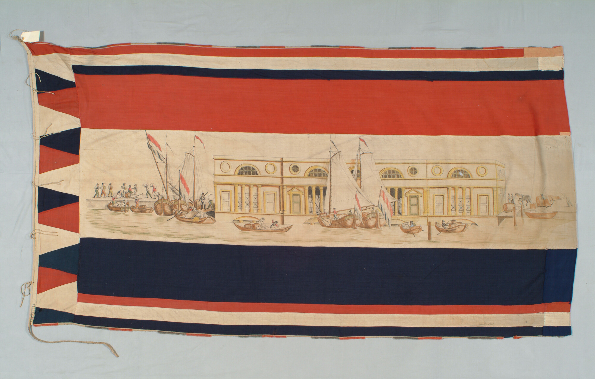 A.2781(05); Feestvlag met een voorstelling van het laden en lossen van schepen; vlag