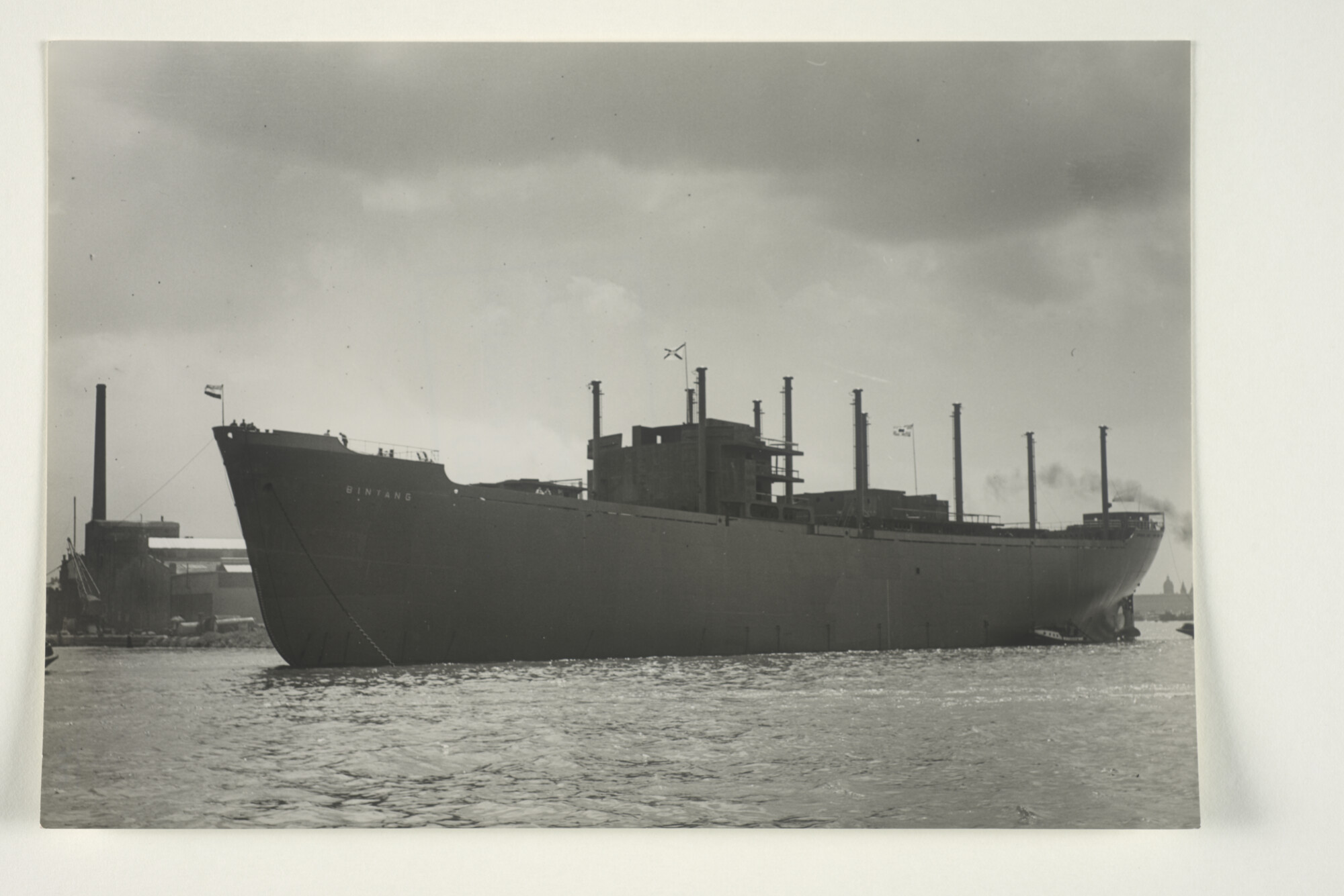 2000.1189; Foto's van de tewaterlating van het vrachtschip ms. 'Bintang' van de SMN bij de Nederlandsche Dok en Scheepsbouw Maatschappij [...]; fotoreportage