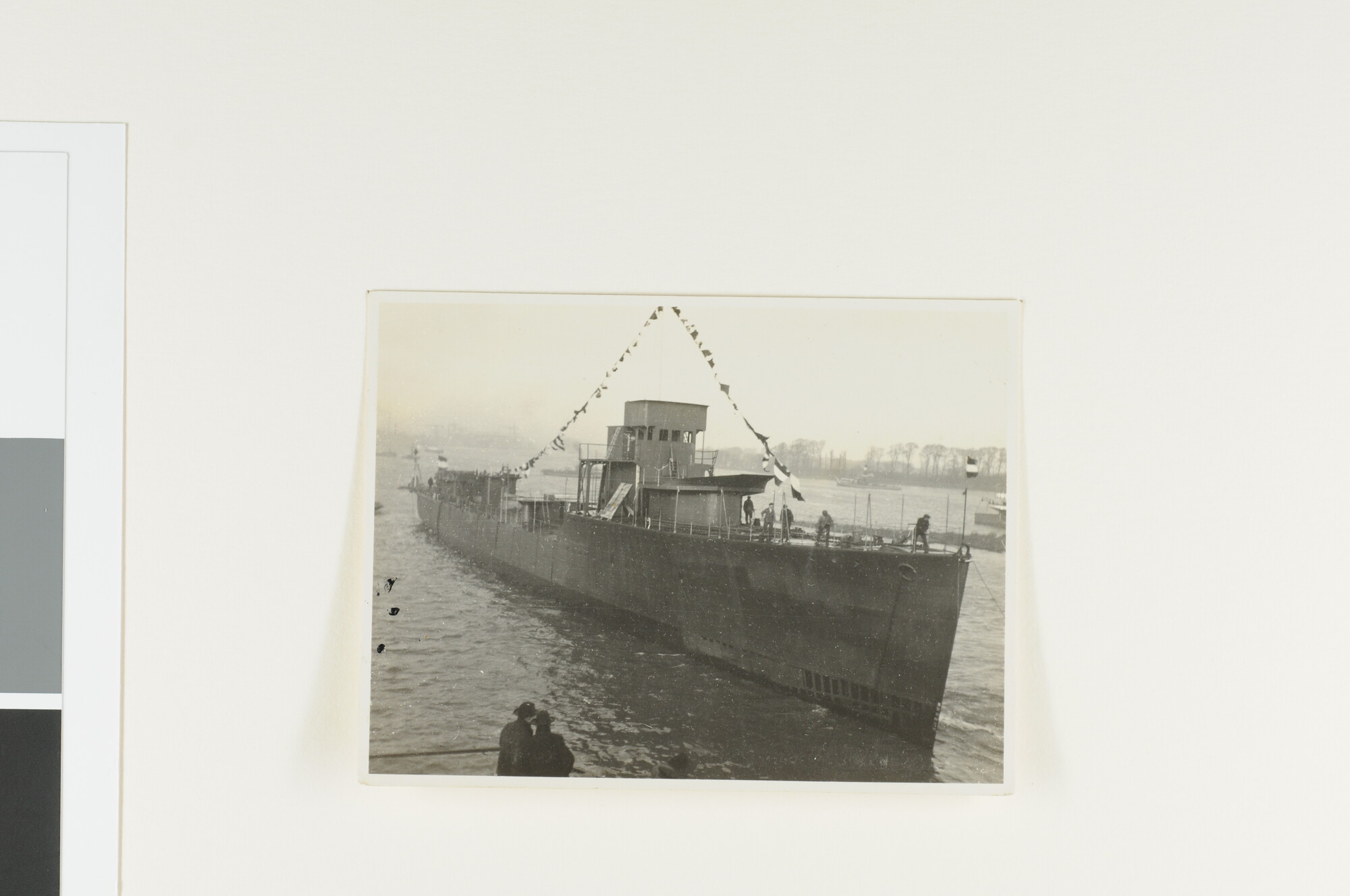 A.2867(01)066; De torpedobootjager Hr.Ms. 'Kortenaer' vlak na de tewaterlating bij Burgerhout's Machinefabriek en Scheepswerf; fotoreportage