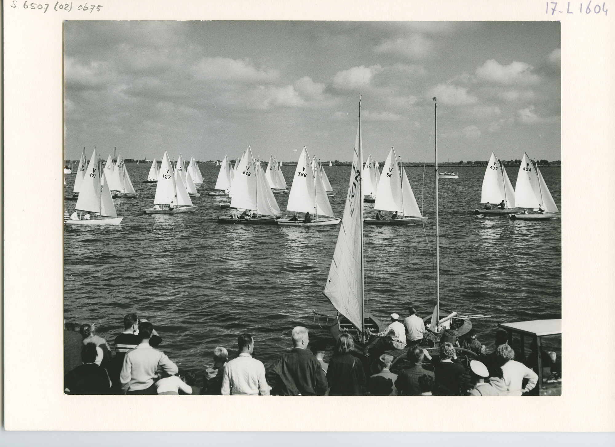 S.6507(02)0675.02; Zwart-wit foto van de Vrijheidsklasse op het Sneekermeer en het Alkmaardermeer; foto