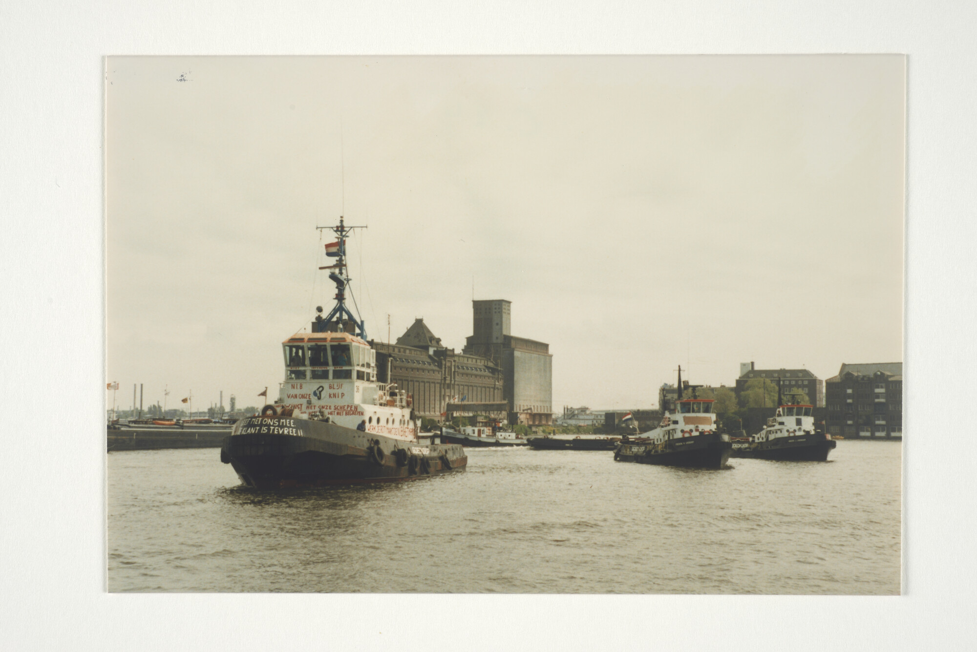 2001.1685; Met de NIB in de WW. Bezetting en demonstratie door het personeel van [...]; fotoreportage