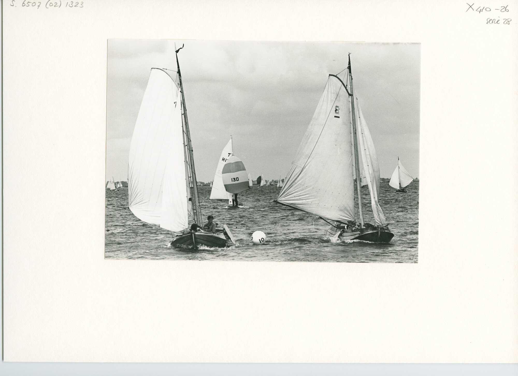 S.6507(02)1323.02; Zwart-wit foto van een tjotter-wedstrijd tijdens de Sneekweek 1969: zeilnummers 2 [...]; foto