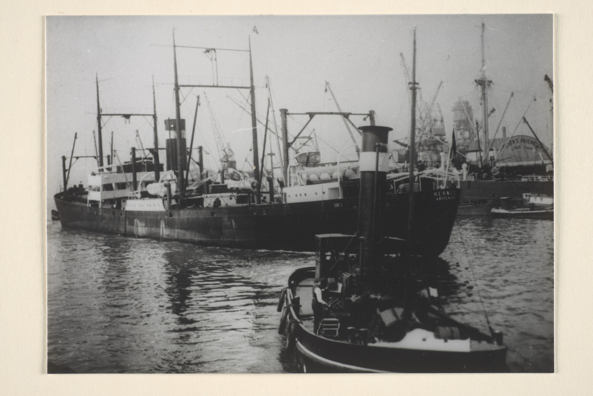 1995.6826; Het vrachtschip ss. 'Hermes' van de KNSM vertrekt uit de Lekhaven te Rotterdam, 1936; foto