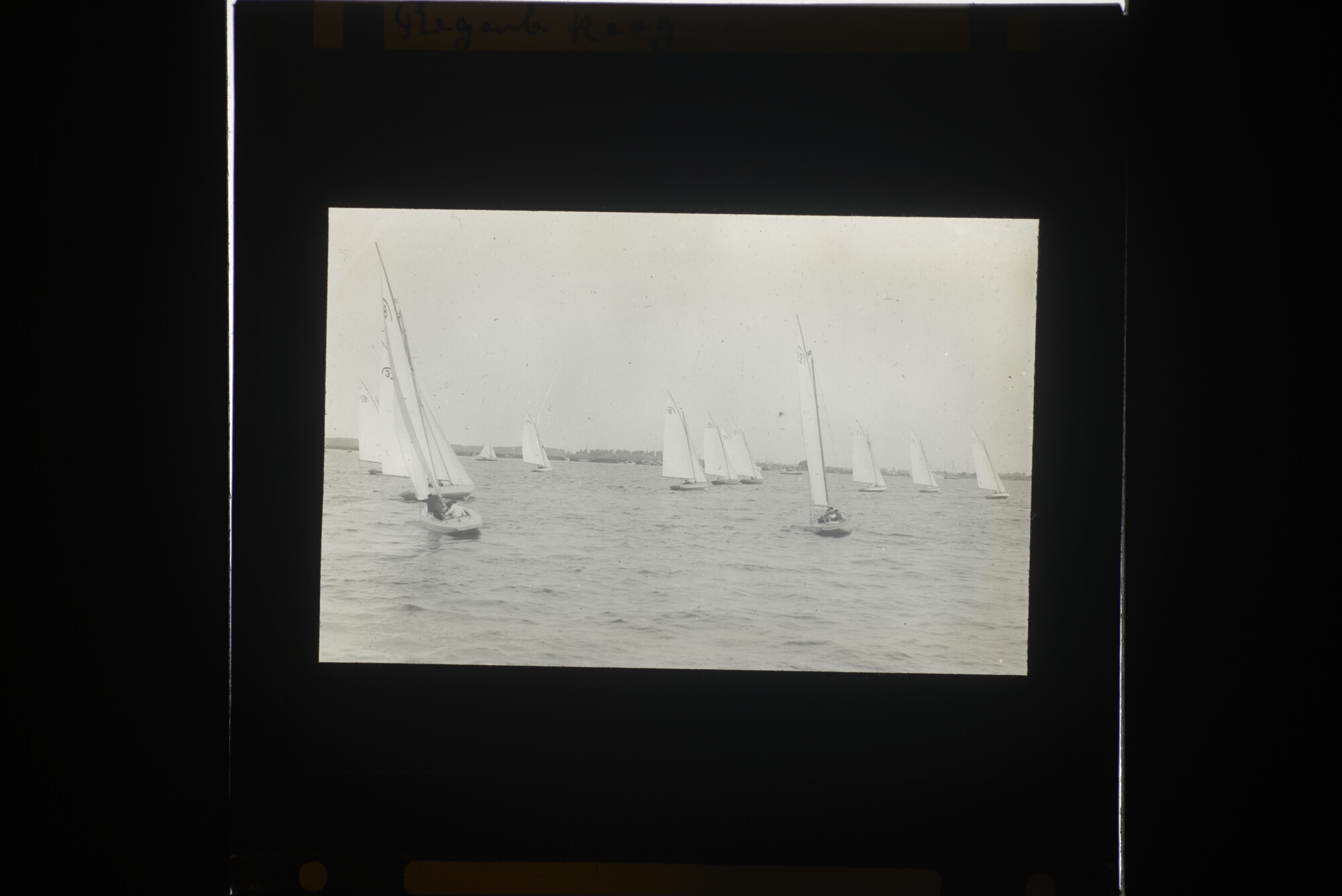 2014.0606; Vijftig lantaarnplaatjes met afbeeldingen van de Nederlandse watersport 1900-1935; lantaarnplaatje