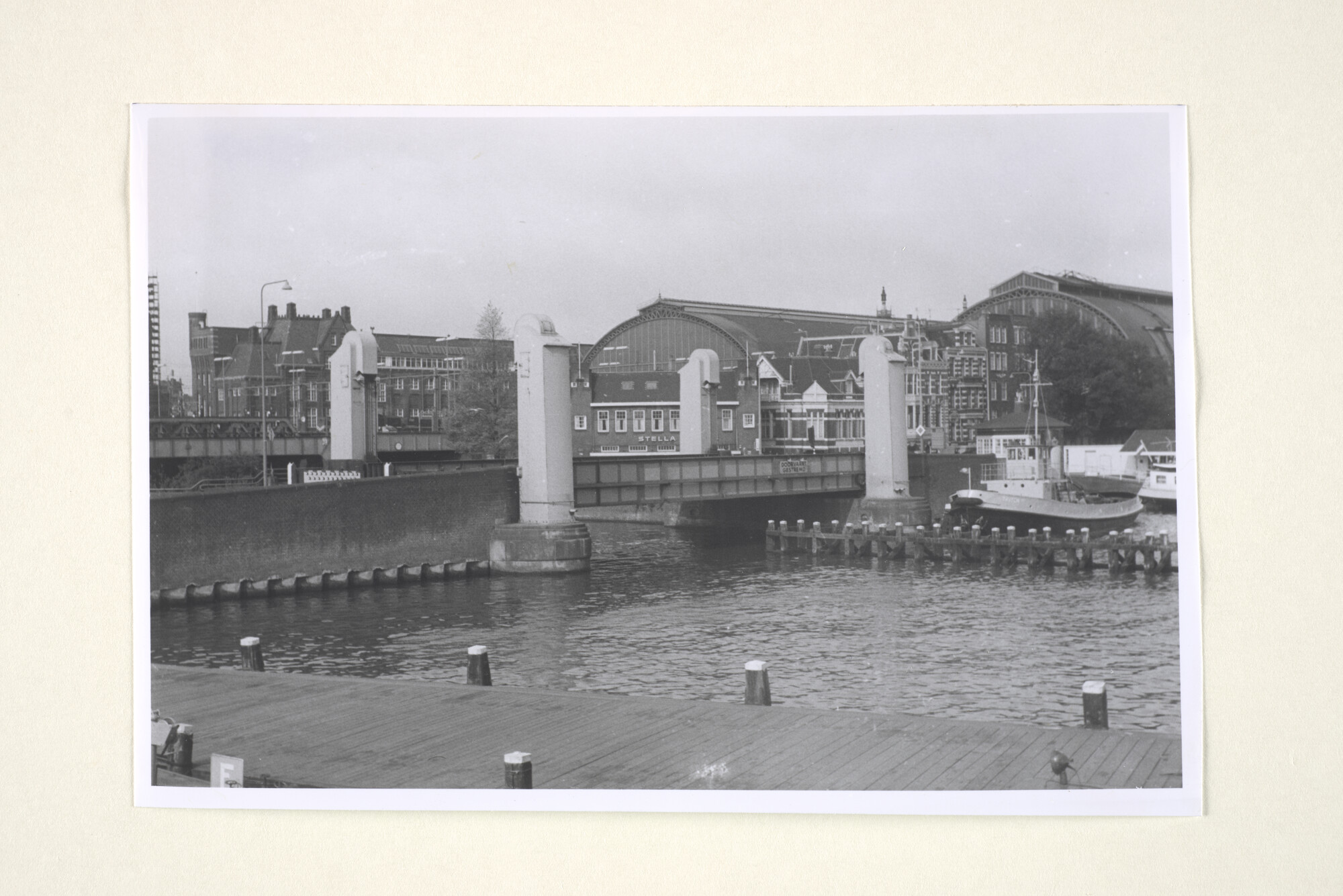1997.1075; De voormalige hefbrug bij De Ruyterkade in Amsterdam; foto