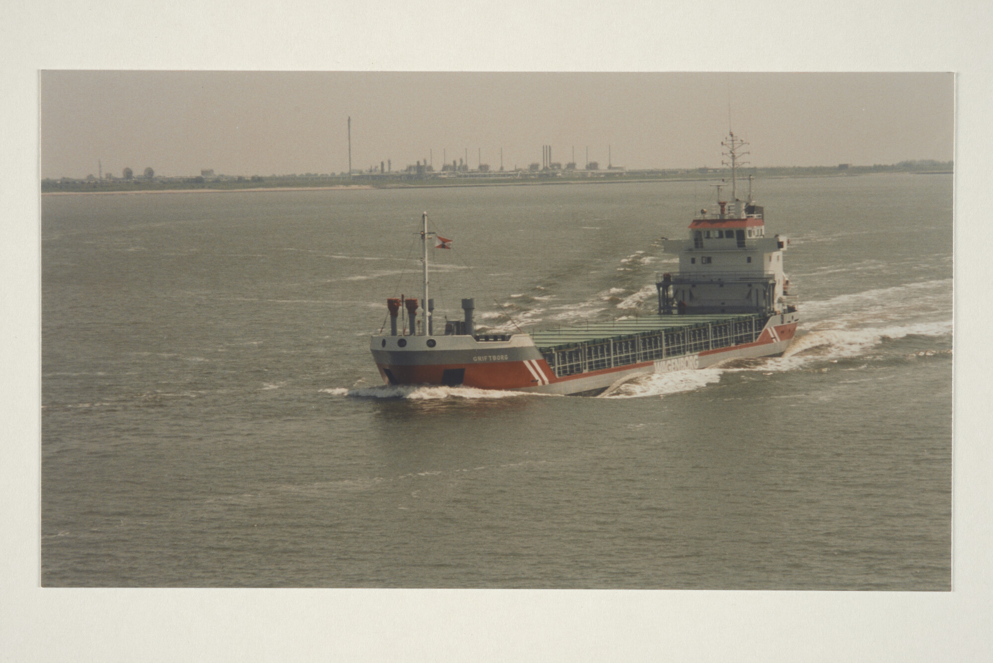 1997.1784; Kleurenfoto van de coaster ms. 'Griftborg' van Wagenborg Shipping varende op de Eems na vertrek uit Delfzijl [...]; foto
