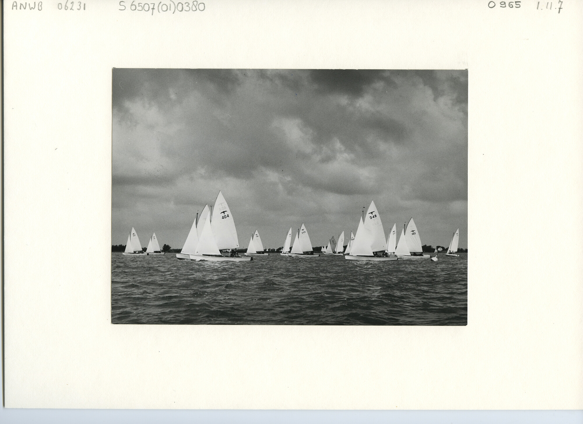 S.6507(01)0380; Kaagweek 1961: de Valkenklasse in een kruisrak; foto