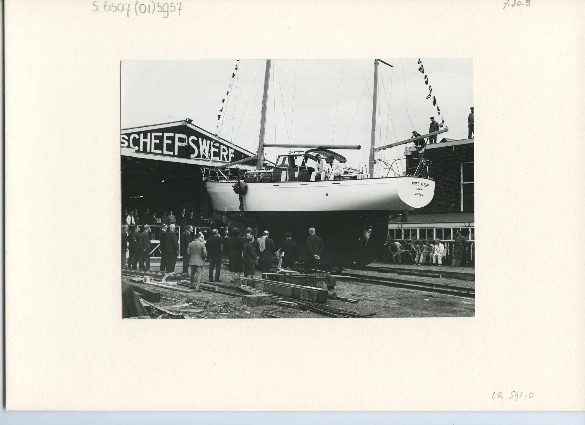 S.6507(01)5957; Foto van de tewaterlating van het motorzeiljacht Rose Fleur bij de Amsterdamsche Scheepswerf G. de Vries Lentsch, september 1964; foto