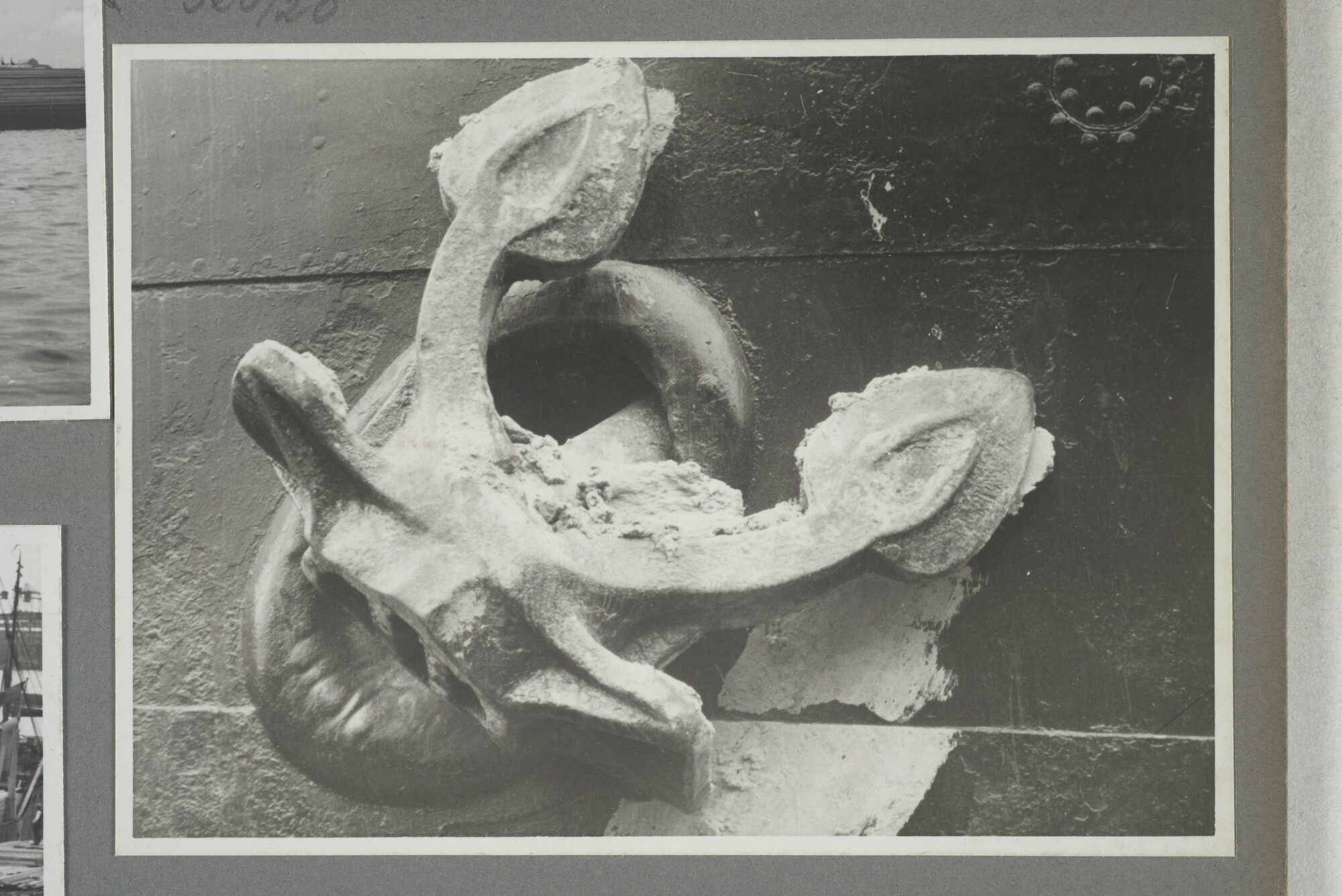 1998.2177; Omslag/ album met een grote hoeveelheid proeffoto's gemaakt door mw. A.M. Wolff-Koller in opdracht van de Gemeente Handelsinrichtingen in Amsterdam; omslag