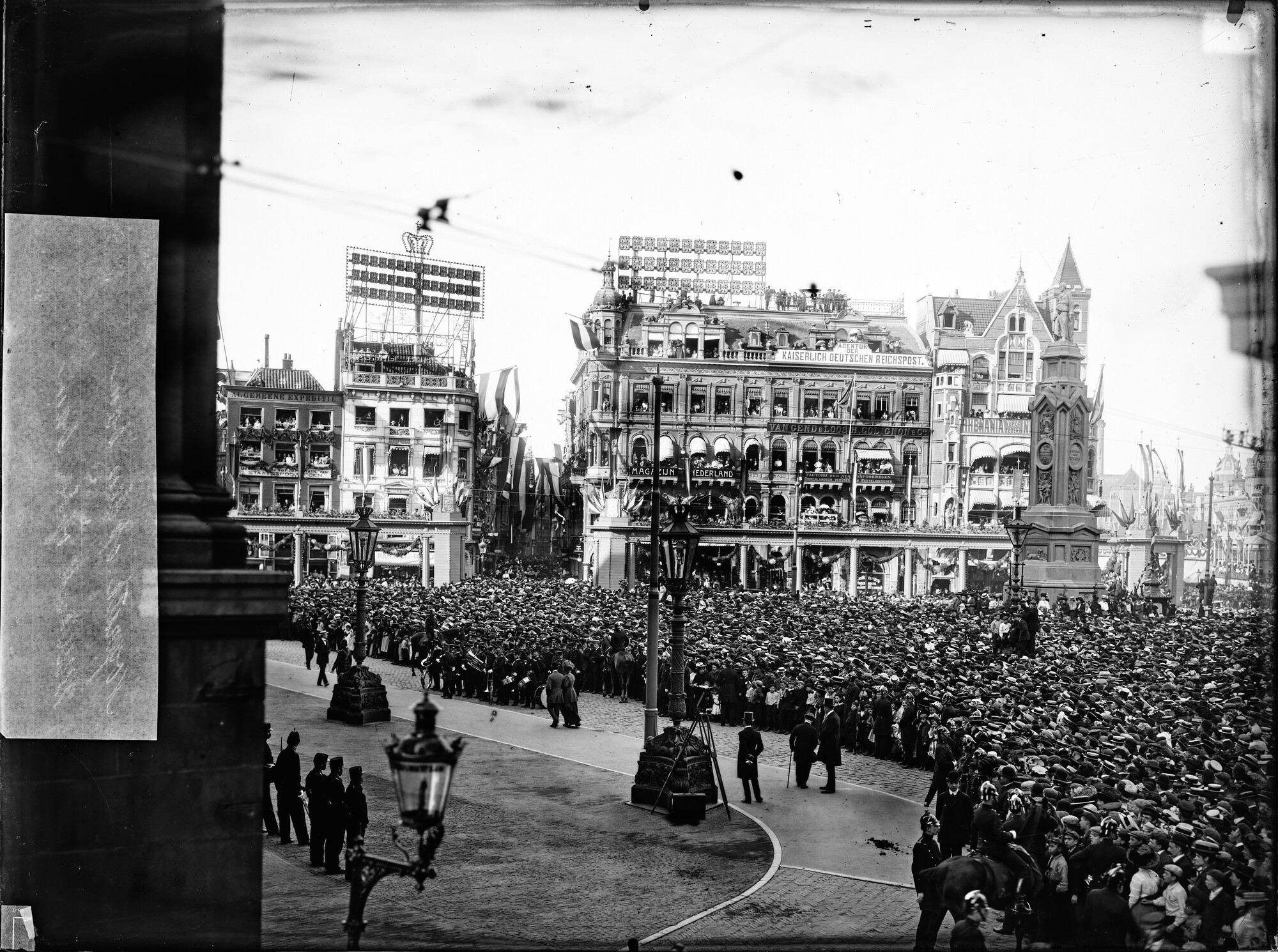 S.1156(06)128-02; Glasnegatief van toeschouwers op de Dam tijdens de inhuldigingsfeesten van koningin Wilhelmina te Amsterdam; negatief