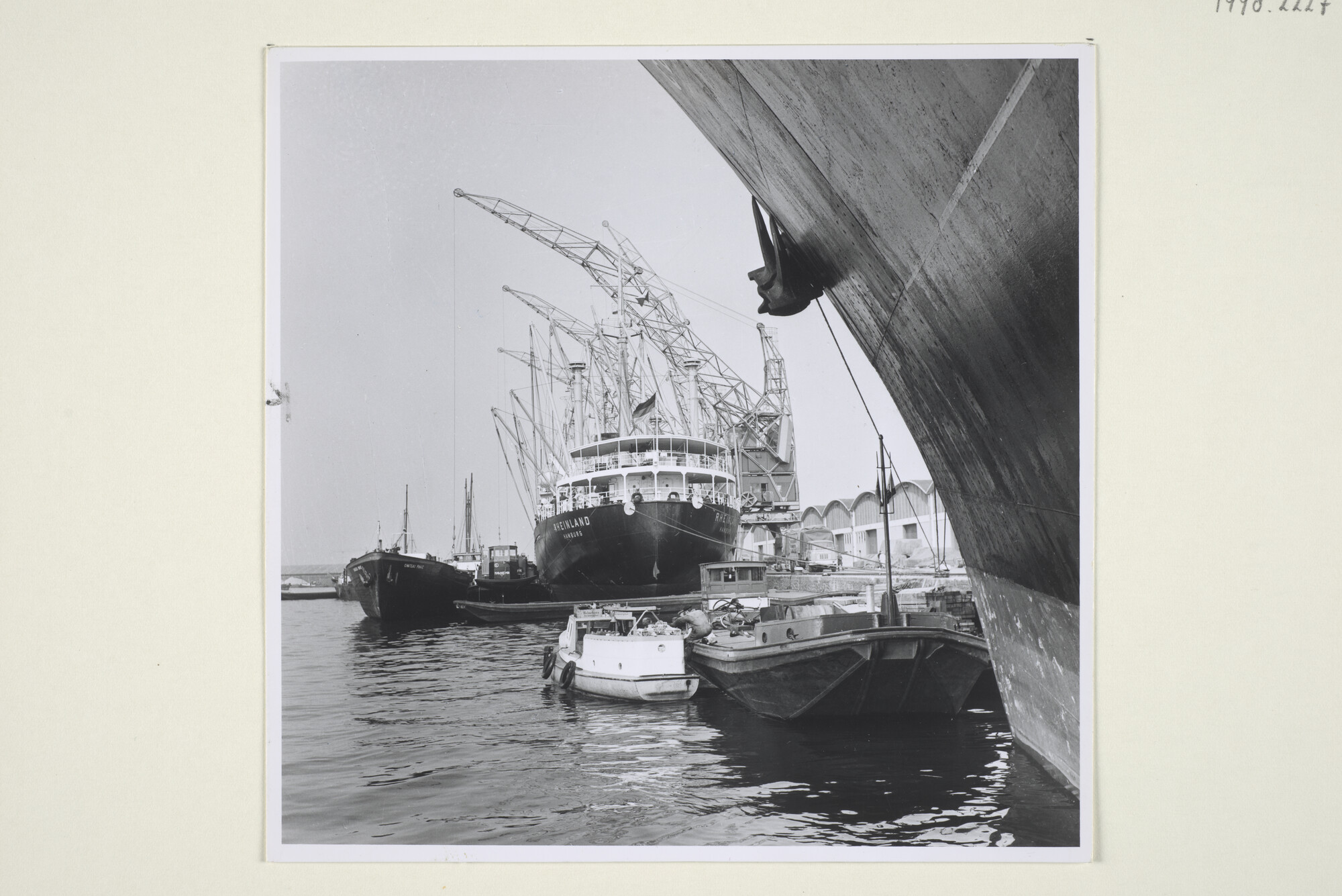 1998.2227; Foto's van de overslag van goederen vanaf het Duitse vrachtschip ms. 'Rheinland' van de Hapag Lloyd A.G. op binnenvaartschepen in de Coenhaven, april 1963; fotoreportage