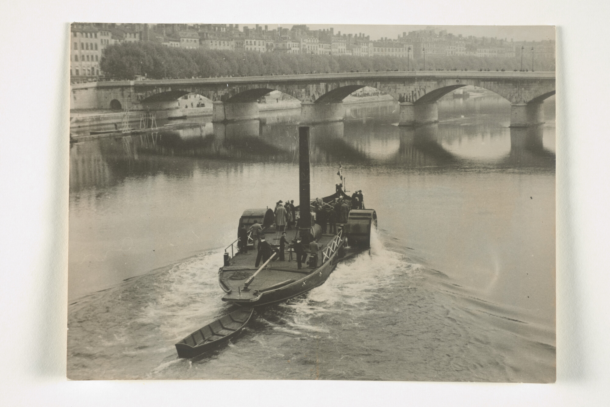2000.1238; De replica van de Franse rivierstomer 'Piroscaphe' vaart ter gelegenheid van de Salon Nautique in Parijs in 1951 de Saone op; foto