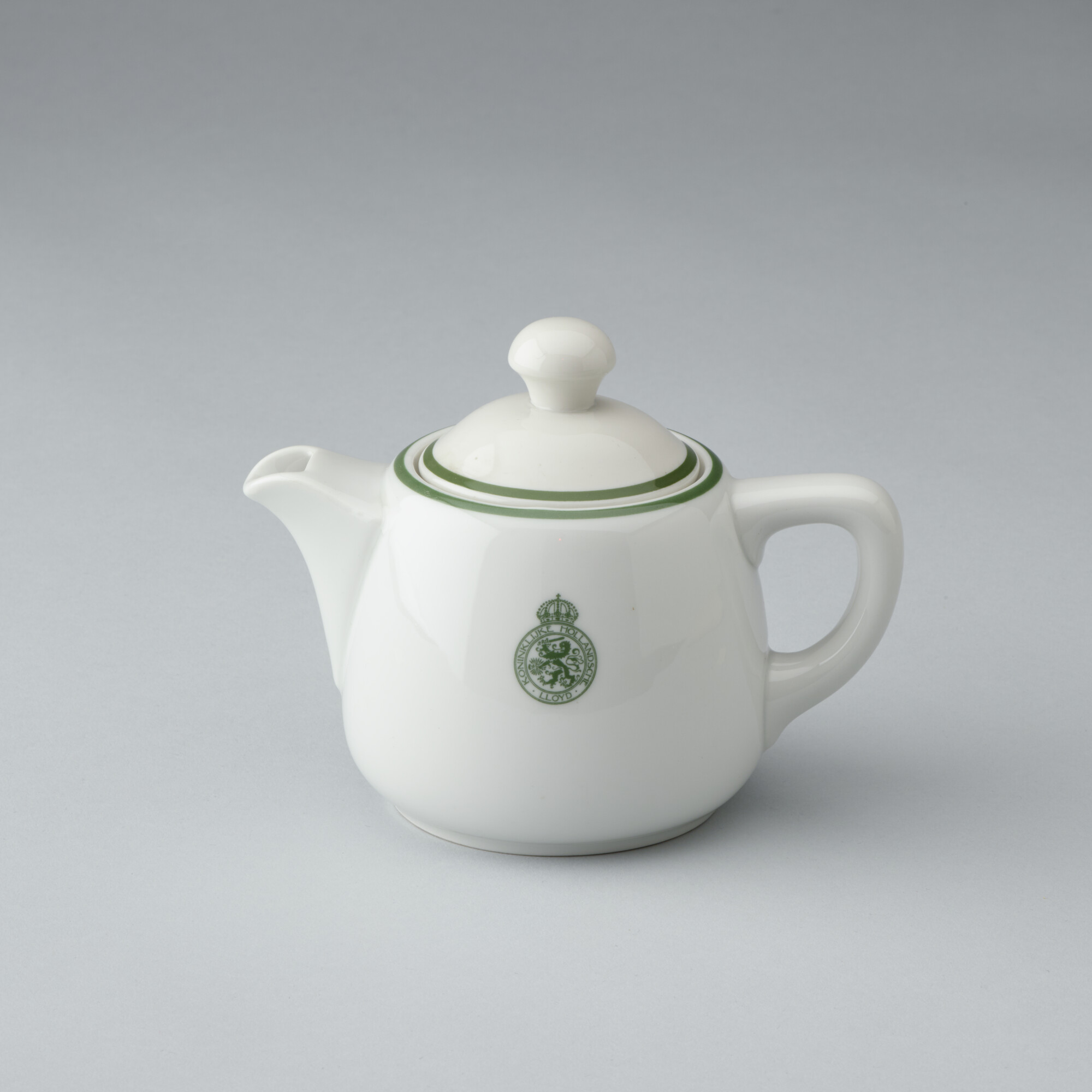 S.6483(2029); Theepot van porselein, klein model, met het logo van de Koninklijke Hollandsche Lloyd; theepot